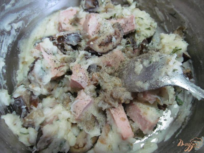Фото приготовление рецепта: Запеканка из картофельного пюре баклажана и сардельки шаг №5