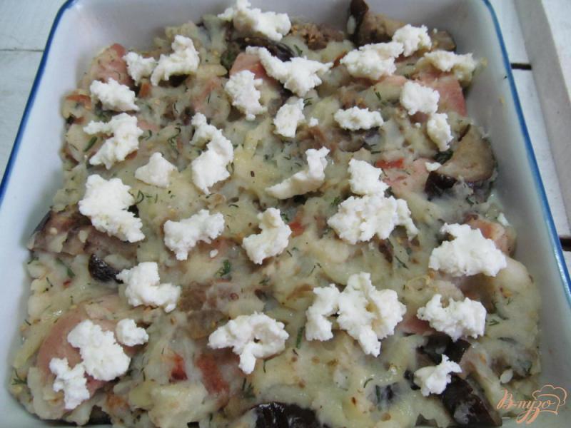 Фото приготовление рецепта: Запеканка из картофельного пюре баклажана и сардельки шаг №7