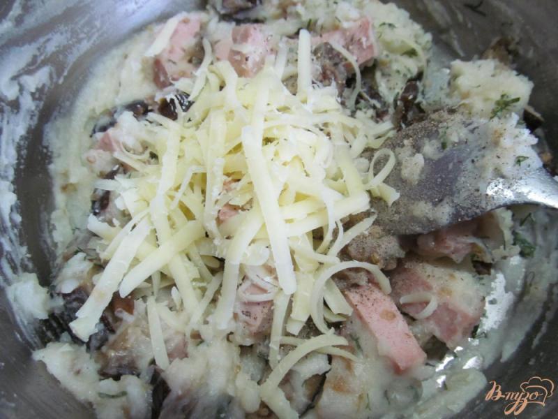 Фото приготовление рецепта: Запеканка из картофельного пюре баклажана и сардельки шаг №6