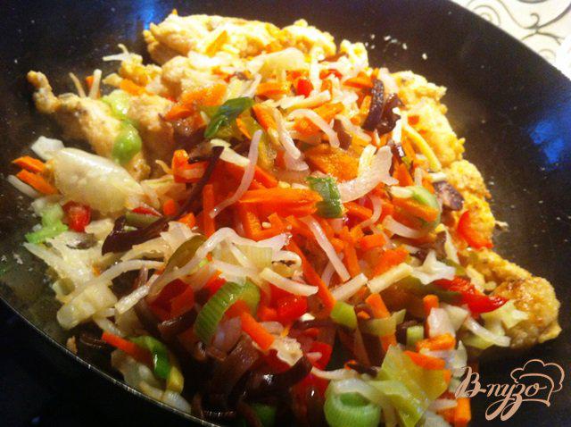 Фото приготовление рецепта: Курица по китайски с овощами и рисовой лапшой шаг №6