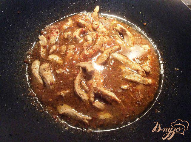 Фото приготовление рецепта: Паста с курицей в соусе из базилика и сухих томатов шаг №6