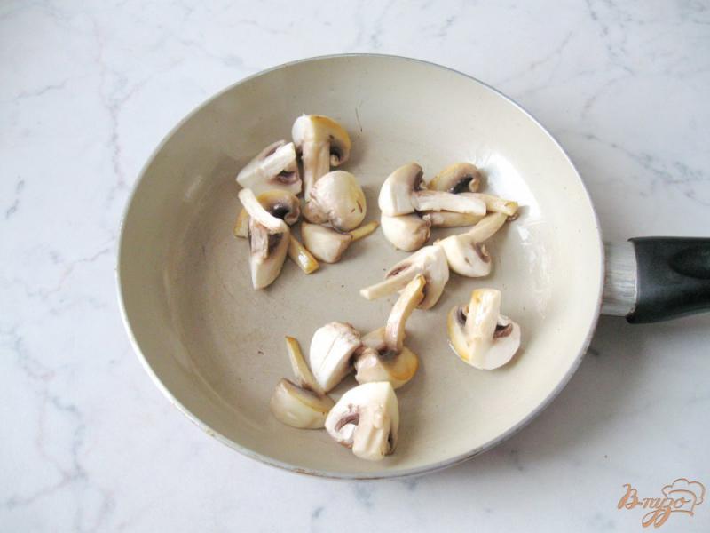 Фото приготовление рецепта: Тёплый салат с брюссельской капустой и грибами шаг №4