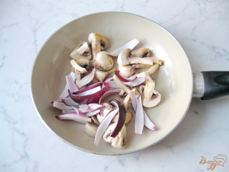 Фото приготовление рецепта: Тёплый салат с брюссельской капустой и грибами шаг №5