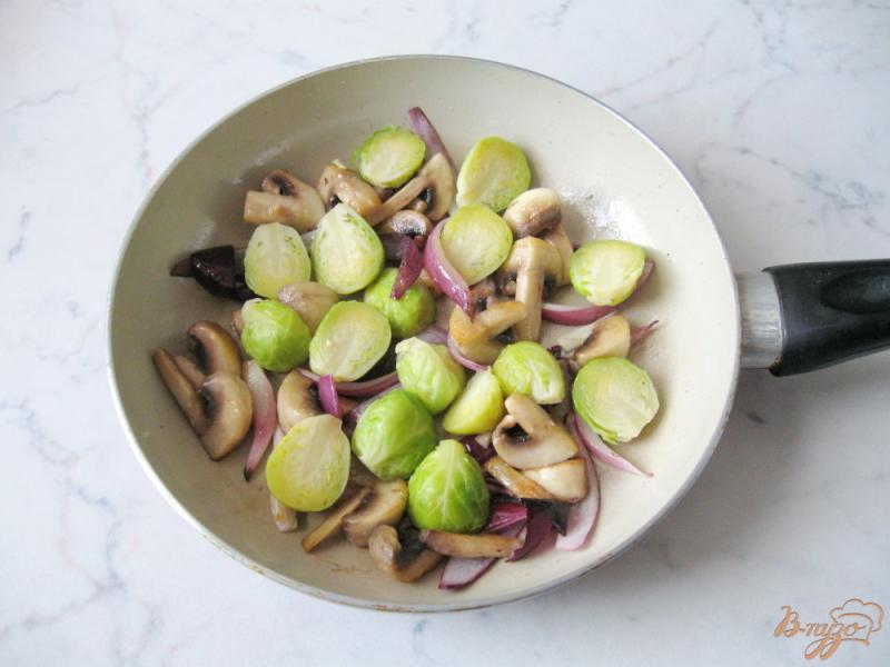 Фото приготовление рецепта: Тёплый салат с брюссельской капустой и грибами шаг №6