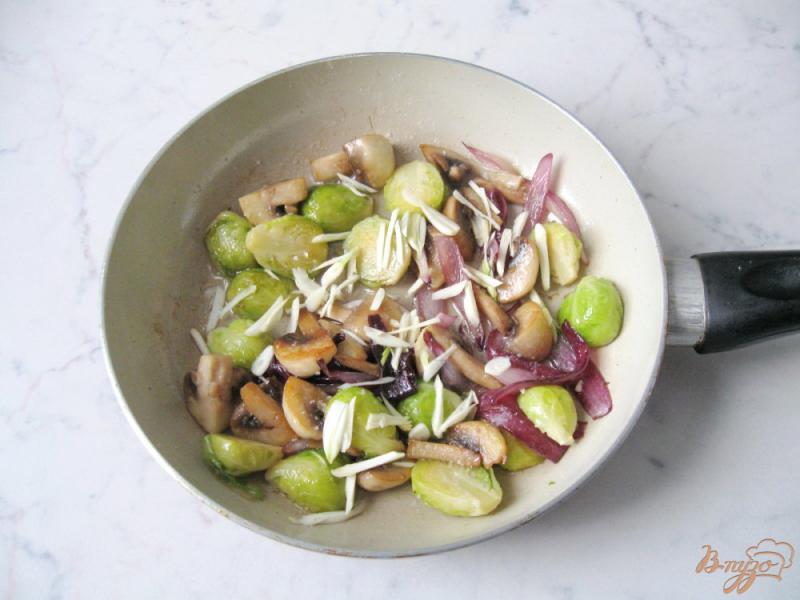 Фото приготовление рецепта: Тёплый салат с брюссельской капустой и грибами шаг №7