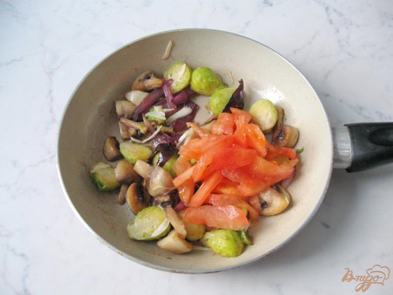 Фото приготовление рецепта: Тёплый салат с брюссельской капустой и грибами шаг №8