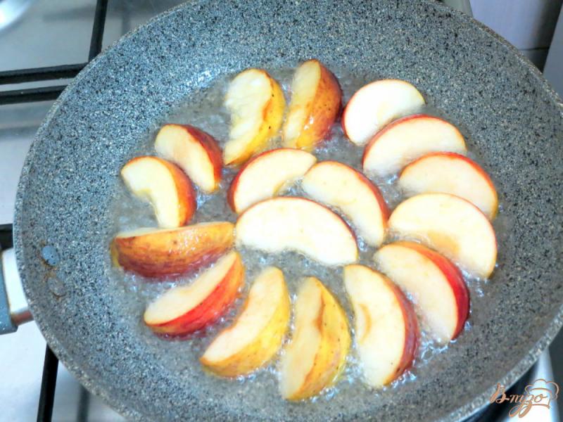 Фото приготовление рецепта: Яблоки гарнирные жареные шаг №5