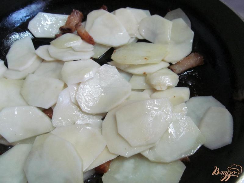 Фото приготовление рецепта: Салат с жареной картошкой шаг №2
