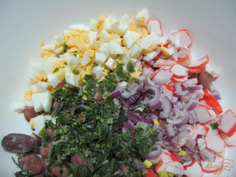 Фото приготовление рецепта: Салат из фасоли с крабовыми палочками шаг №2