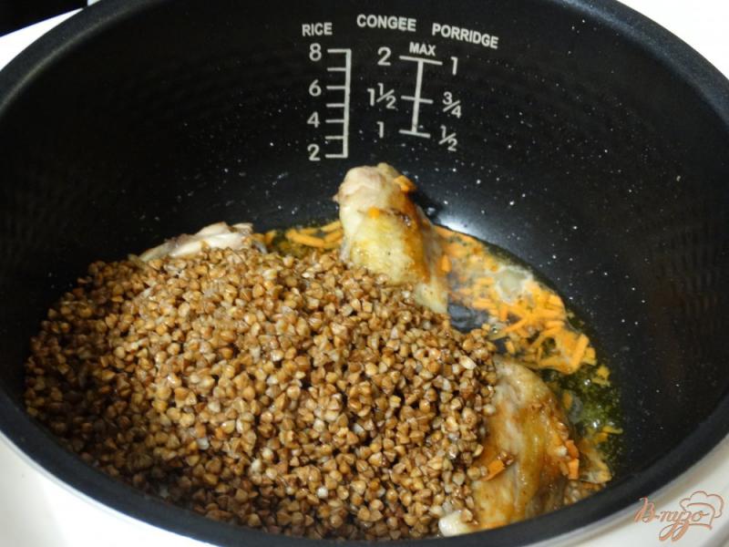 Фото приготовление рецепта: Курица с гречкой и брюссельской капустой в мультиварке шаг №3