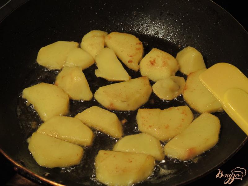 Фото приготовление рецепта: Омлет с картошкой на завтрак шаг №2