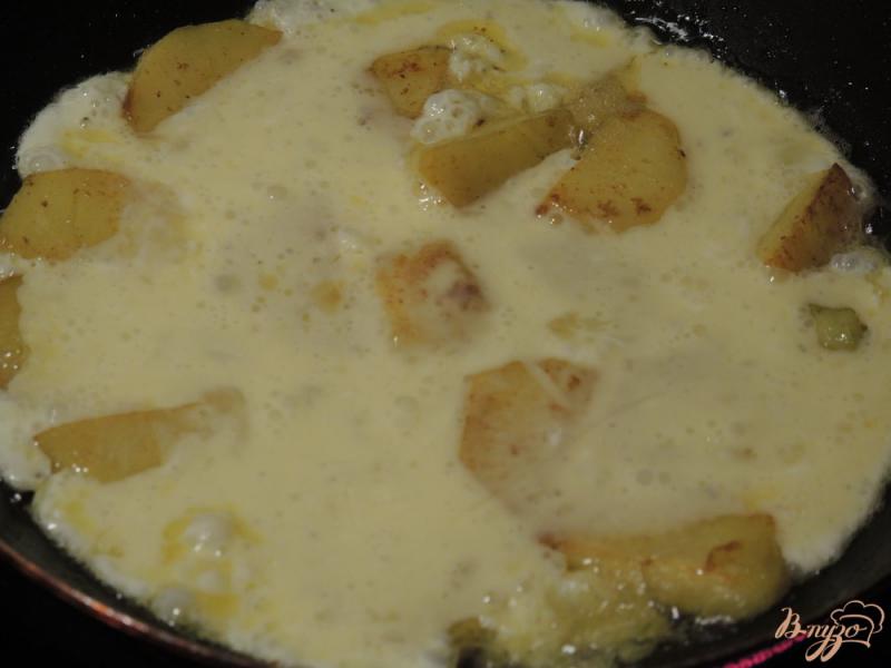 Фото приготовление рецепта: Омлет с картошкой на завтрак шаг №4
