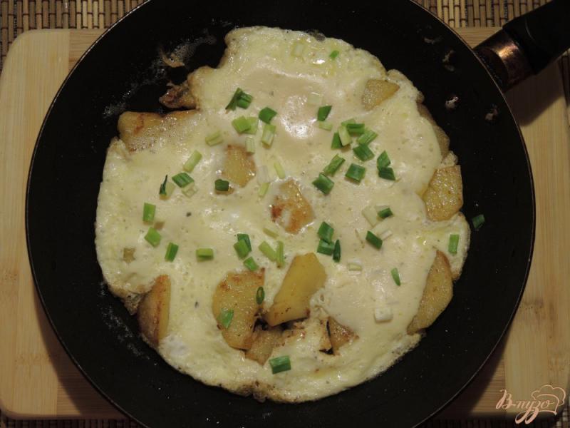 Фото приготовление рецепта: Омлет с картошкой на завтрак шаг №5