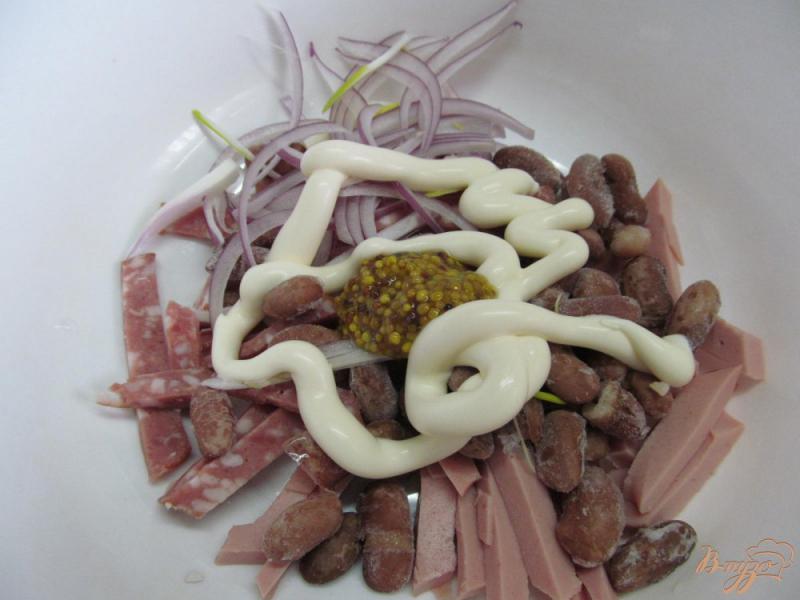 Фото приготовление рецепта: Простой салат из фасоли с колбасой шаг №3