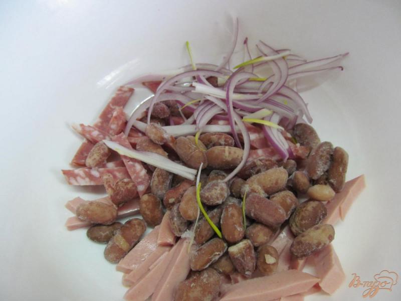 Фото приготовление рецепта: Простой салат из фасоли с колбасой шаг №2