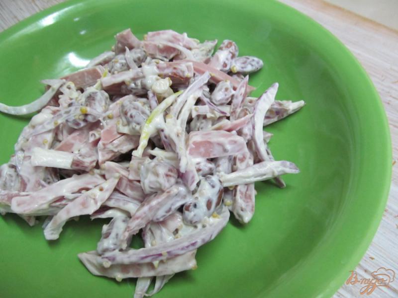 Фото приготовление рецепта: Простой салат из фасоли с колбасой шаг №4