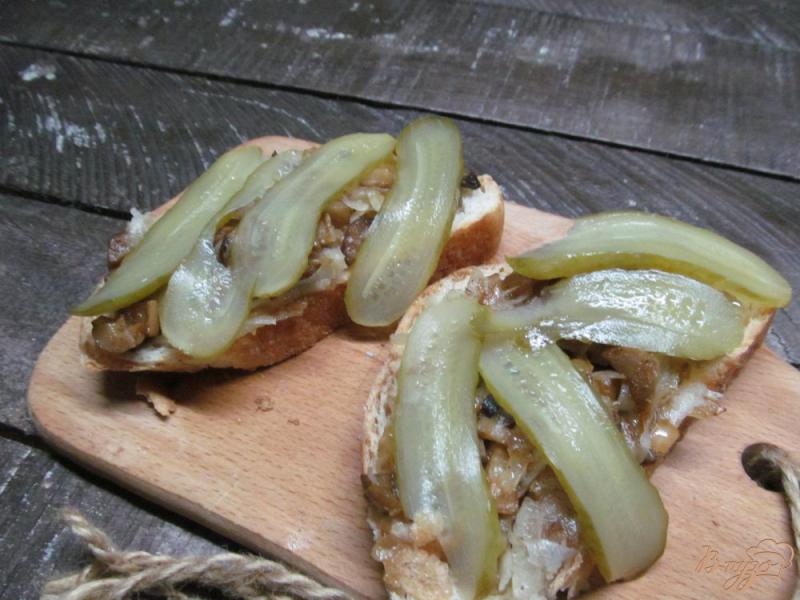 Фото приготовление рецепта: Бутерброд с котлетой под грибным соусом шаг №7