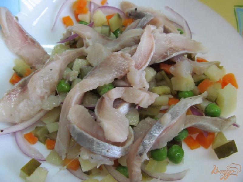 Фото приготовление рецепта: Салат из сельди с овощами шаг №3