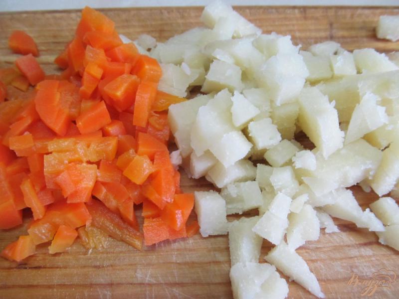 Фото приготовление рецепта: Салат из сельди с киви шаг №1