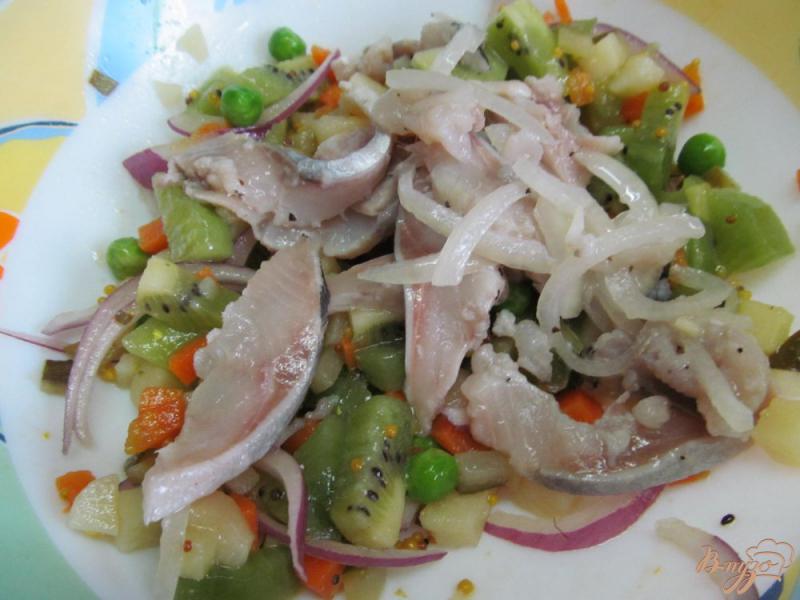Фото приготовление рецепта: Салат из сельди с киви шаг №4