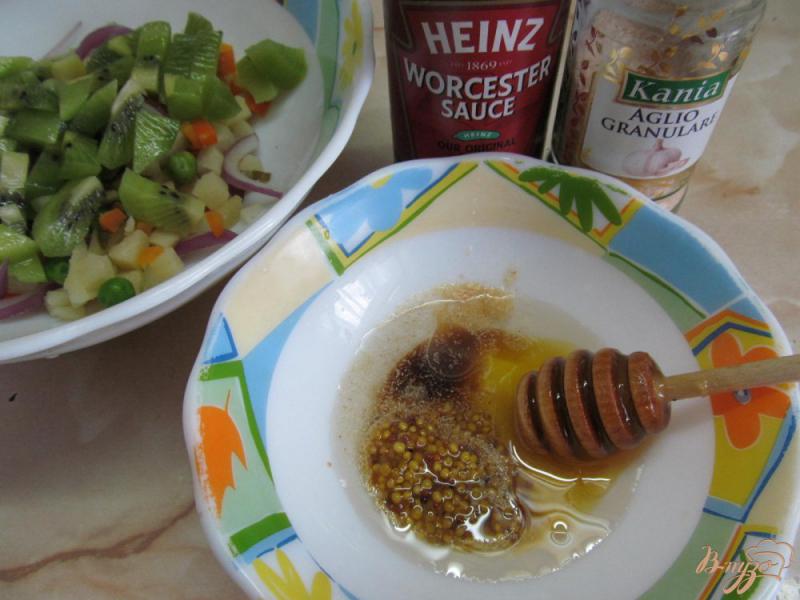 Фото приготовление рецепта: Салат из сельди с киви шаг №3