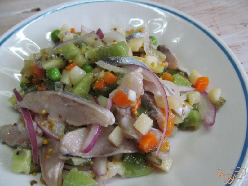 Фото приготовление рецепта: Салат из сельди с киви шаг №5