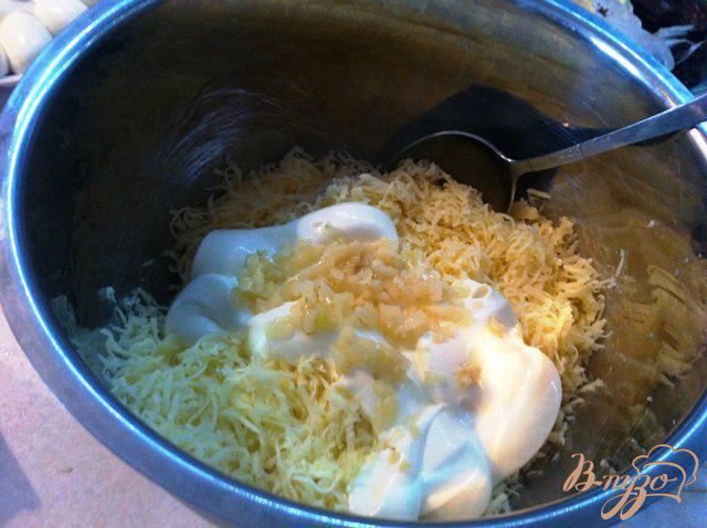 Фото приготовление рецепта: Сырный салат со шпротами шаг №1