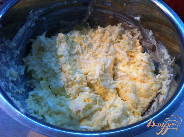 Фото приготовление рецепта: Сырный салат со шпротами шаг №2