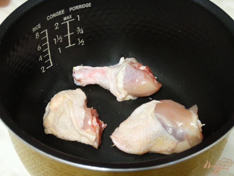 Фото приготовление рецепта: Курица тушеная с печенью и овощами в сливках шаг №1