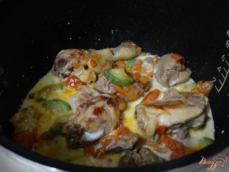 Фото приготовление рецепта: Курица тушеная с печенью и овощами в сливках шаг №5