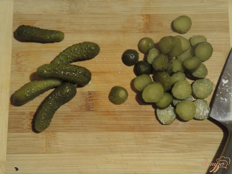 Фото приготовление рецепта: Салат из фасоли и огурцов шаг №3