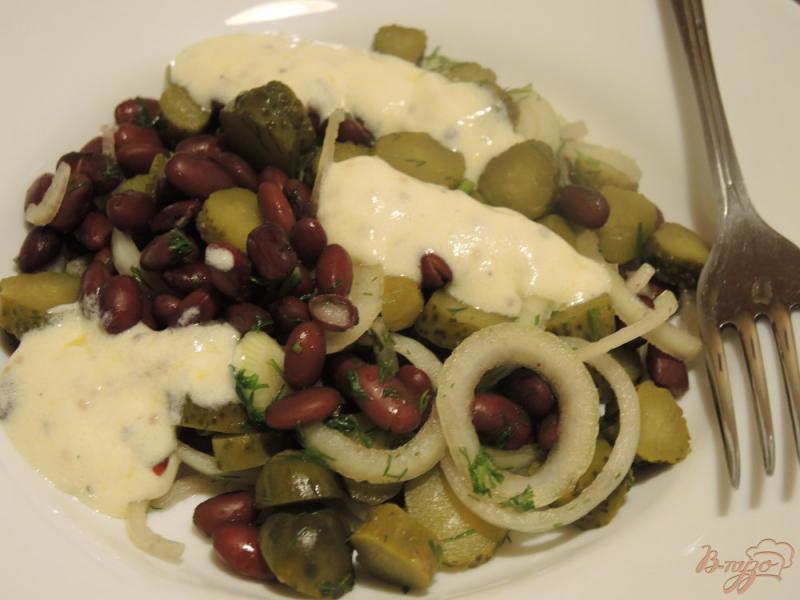 Фото приготовление рецепта: Салат из фасоли и огурцов шаг №7