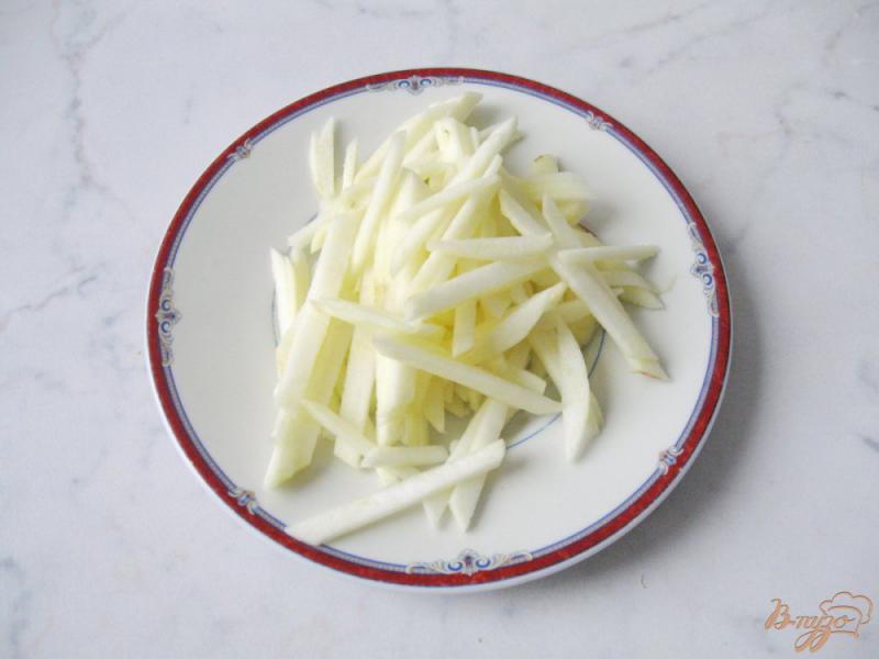 Фото приготовление рецепта: Лёгкий салат из сельдерея с яблоком и йогуртом шаг №6