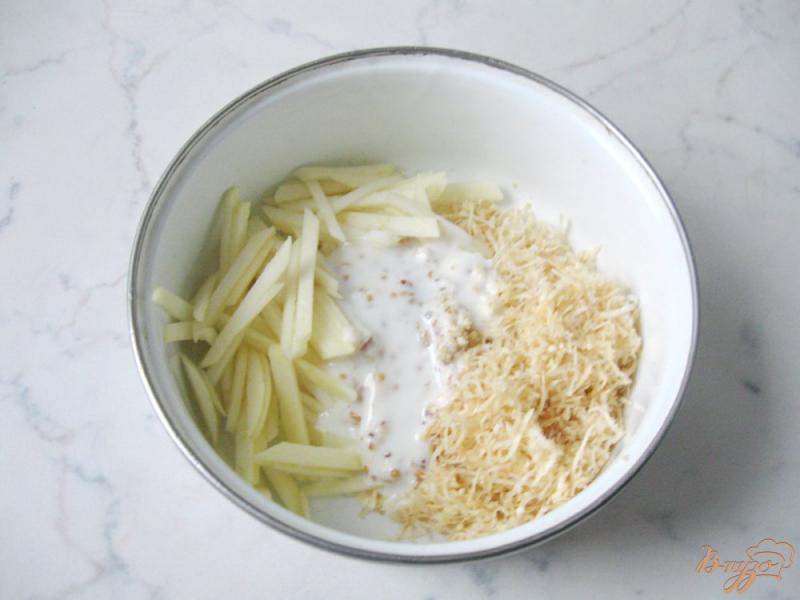 Фото приготовление рецепта: Лёгкий салат из сельдерея с яблоком и йогуртом шаг №7