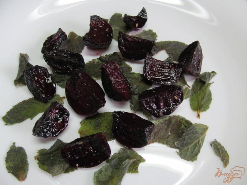 Фото приготовление рецепта: Салат из печенной свеклы шаг №3
