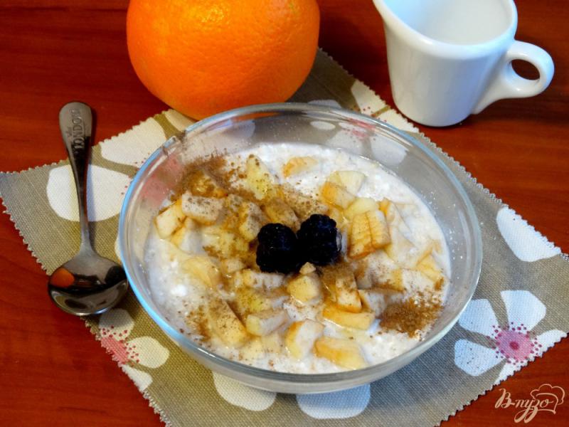 Фото приготовление рецепта: Утренняя овсянка с творогом, яблоками и корицей шаг №6