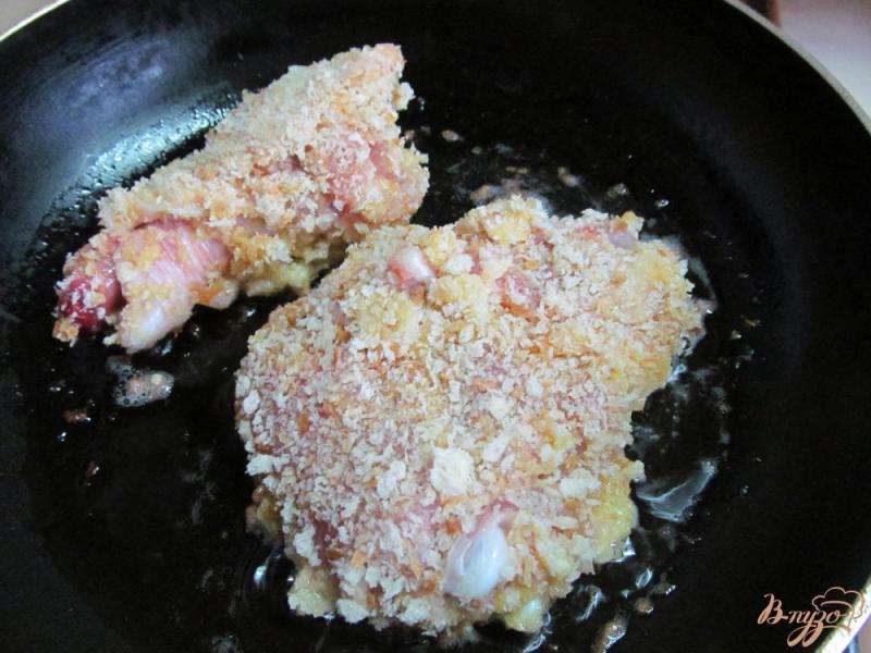 Фото приготовление рецепта: Курица в сухарях шаг №4