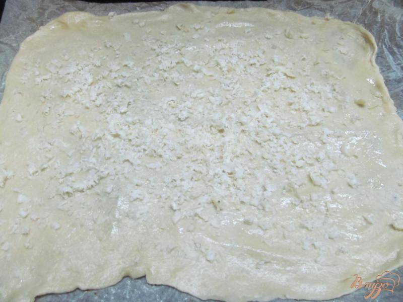 Фото приготовление рецепта: Пицца с баклажаном грибами и колбасой шаг №4