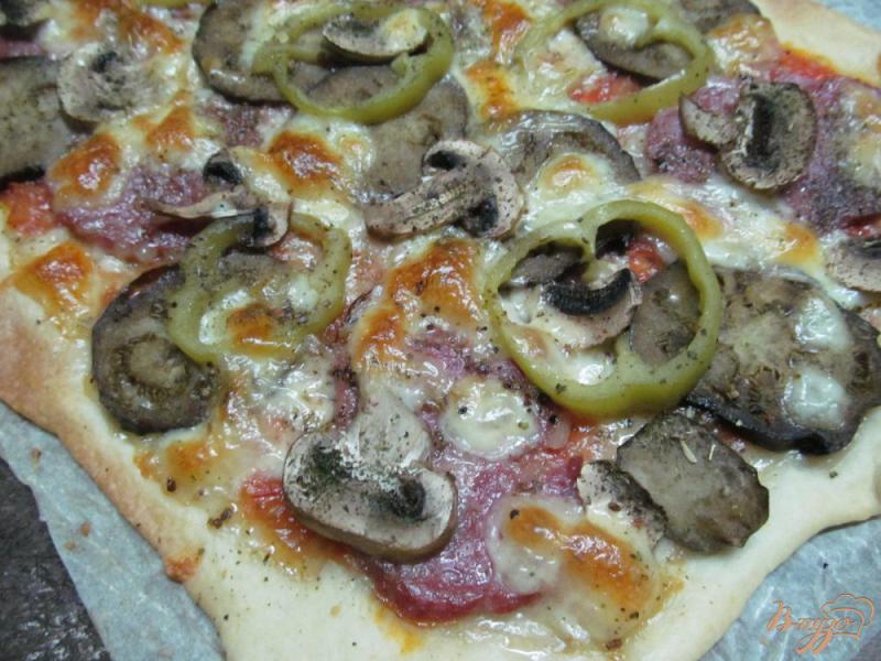 Фото приготовление рецепта: Пицца с баклажаном грибами и колбасой шаг №7