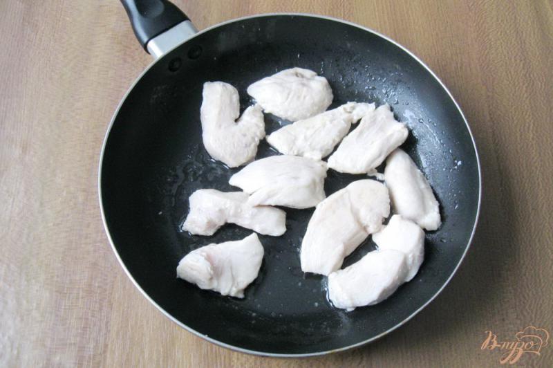 Фото приготовление рецепта: Куриная грудка по-нормандски шаг №2