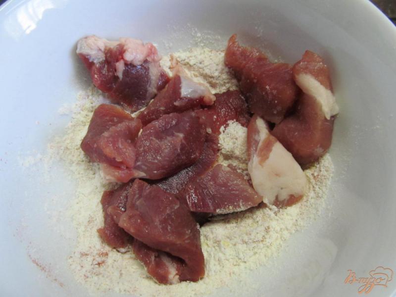 Фото приготовление рецепта: Свинина с замороженными овощами шаг №2