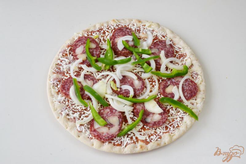 Фото приготовление рецепта: Пицца с салями шаг №2