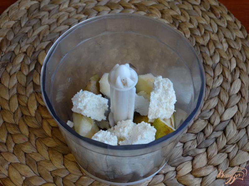 Фото приготовление рецепта: Диетические конфеты из творога с грушей шаг №2