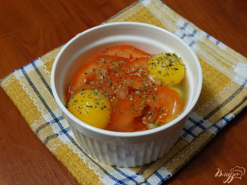 Фото приготовление рецепта: Яйца-кокот с куриной грудкой и кабачками шаг №5