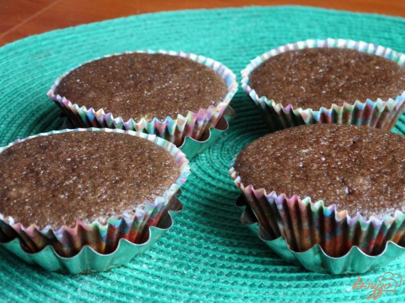 Фото приготовление рецепта: Шоколадные бисквитные пирожные шаг №8