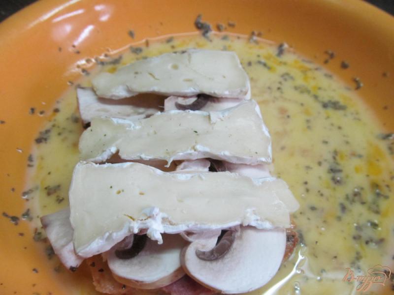 Фото приготовление рецепта: Горячий бутерброд с колбасой и грибами шаг №5