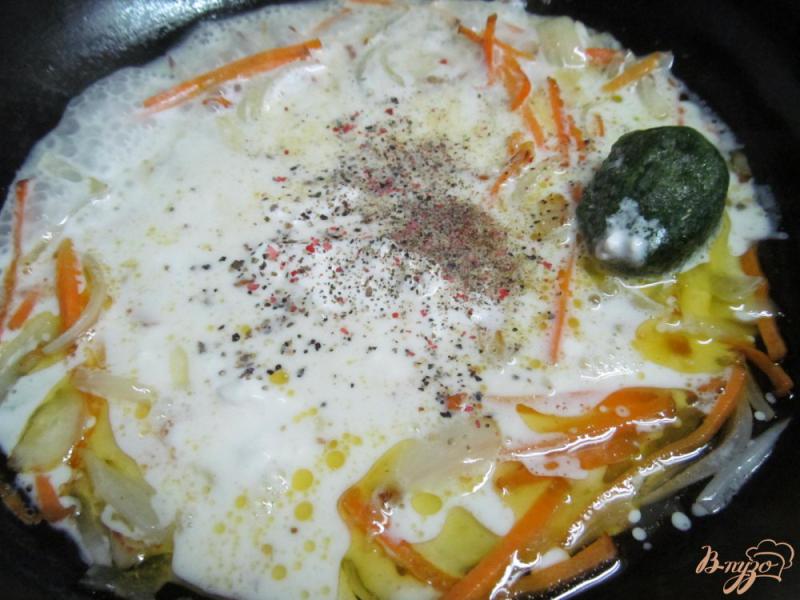 Фото приготовление рецепта: Теплый картофельный салат с соленым огурцом шаг №2