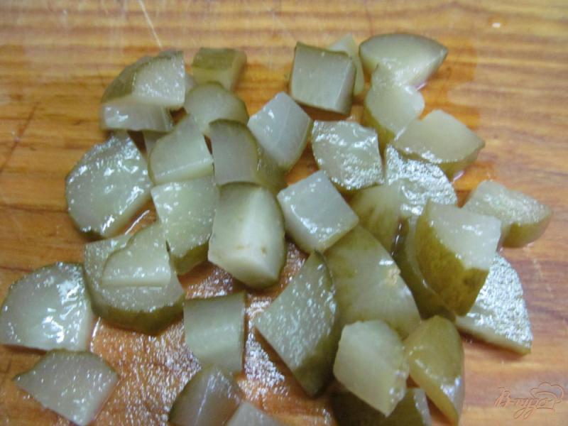 Фото приготовление рецепта: Теплый картофельный салат с соленым огурцом шаг №3