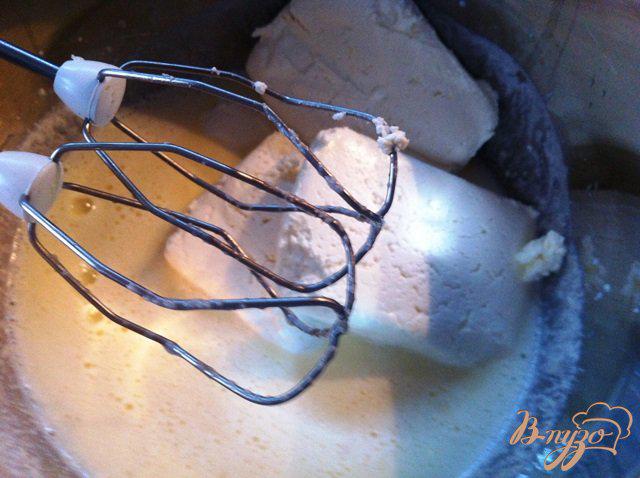 Фото приготовление рецепта: Запеканка творожная с кокосовой стружкой и клубничным соусом шаг №3