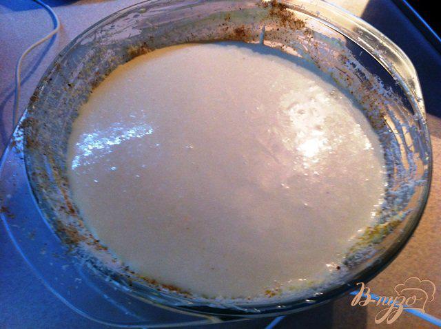 Фото приготовление рецепта: Запеканка творожная с кокосовой стружкой и клубничным соусом шаг №5